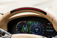 ドライバーに対する注意喚起はステアリングリムの上部に仕込まれたLEDでも行われる。