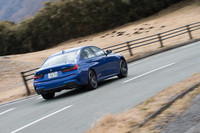 従来モデルよりボディーサイズは拡大しながらも、車両重量は約55kgの軽量化を実現（欧州仕様）。剛性の増したボディー、10mm車高の下げられたシャシー、フロントで43mm、リアで21mm拡幅されたトレッドなどにより、走行性能は大幅に向上している。