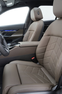 シートは逆V字パターンのクラシカルなキルティングが特徴的。ビーガンレザーが選べるのも新型のトピックだ。