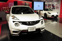 「ジュークNISMO RS」（手前）と「フェアレディZ NISMO」（奥）。
