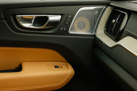 テスト車には15個のスピーカーを備えたBowers & Wilkinsプレミアムサウンドオーディオシステムが搭載されていた。スタジオ、ステージ、コンサートの3つのモードがあり、音場の切り替えは中央のディスプレイで行う。