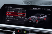 「DSC」（スタビリティーコントロール）の作動はオフにすることが可能。4WDの制御にはスタンダードな「4WD」とスポーティーな「4WDスポーツ」が用意されており、さらにDSCオフの状態では「2WD」、すなわち後輪駆動モードも選択できる。