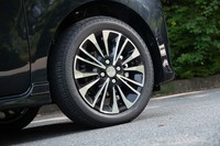 15インチのタイヤ＆ホイールを標準装備するのは「カスタムRS」のみ（他グレードは14インチ）。テスト車にはブリヂストンの低燃費タイヤ「エコピアEP150」が装着されていた。