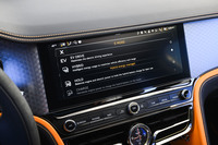 ドライブモードとは別にプラグインハイブリッドパワートレインの制御モードも選べる。「EVドライブ」と「ハイブリッド」のほか、駆動用バッテリーの「チャージ」と「ホールド」も設定されている。