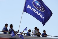 大きなフラッグを手に応援に駆けつけた、スバルの応援団。その熱意は、CG ROBOT RACING TEAMの選手たちを大いに励ました。