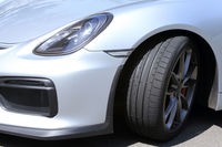 トレッドパターンについては、中央部に正確で素早い操作応答性を重視したリブデザインを採用。コーナリング時には外側2列の大型ブロックが相互に支えあい、高いコーナリングフォースを発生させるよう設計がなされている。