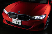 マイナーチェンジの内容は内外装の変更が主。外装では、よりシャープな意匠のデイタイムランニングライト機能付きヘッドランプを採用したほか、キドニーグリルをダブルバーデザインに変更。フロントエプロンもワイド化している。