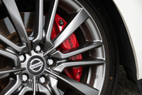 赤で塗装されたブレーキキャリパー。「400R」では、4輪に大径ディスクローターとアルミ製対向ピストンキャリパーを用いた、専用のブレーキが装備される。