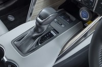 ハイブリッド車のトランスミッションは電気式のCVTで、6段の疑似有段変速機構を備えている。シフトノブの前方にはドライブモードセレクターがレイアウトされる。