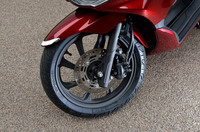 ホイールは、従来比で写真のフロントが約7％（0.2kg）、リアは約11％（0.5kg）軽量化。優れた燃費性能と軽快な操縦性の両立が図られた。