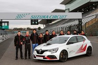 鈴鹿でタイムアタックに臨んだ、ルノー・スポールの関係者。それに先駆け、2019年2月にもテスト走行を実施した。