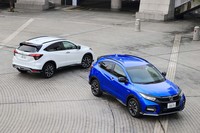 今回試乗した2台の「ヴェゼル モデューロX」。左がガソリンターボのFF車で、右はハイブリッドの4WD車。