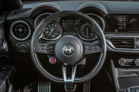 メーターはアナログ2眼式。タコメーター（左）のレッドゾーンは「ジュリア クアドリフォリオ」と同じく7000rpmから。ステアリングの背後にはアルミ製のシフトパドル（ステアリングコラム固定式）が備わる。