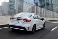 その後ろ姿もなかなかシャープ。ボディーサイズは先代にあたる「カローラアクシオ」比で95mm長く、50mm幅広く、25mm低くなっている。