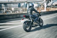 走りに関連する充実した装備も「ストリートトリプルRS」の特長。5種類の制御モードを持つ切り替え式のトラクションコントロールや、“クラッチレス”でシフトアップが可能なクイックシフターなどが標準装備される。