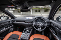 特別仕様車「レトロスポーツエディション」のベースとなるのは2020年から各モデルを縦断して設定された「Black Tone Edition（ブラックトーンエディション）」。ブラックでシックに仕上げられたルーフライニングの採用も「CX-5レトロスポーツエディション」の特徴だ。