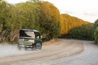 アウトドアといっても、大半の人は本格オフローダーを使ったエクストリームなアクティビティーなど求めていない。ちょっとした未舗装路を走るくらいなら「デリカミニ」で十分なのだ。