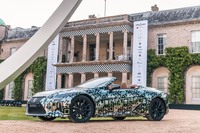 「レクサスLC」のオープントップバージョン登場　SUPER GTドライバーが英国でデモランを披露の画像