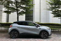 こちらは後日あらためて試乗することができた「キャプチャー エスプリ アルピーヌ フルハイブリッドE-TECH」。車両本体価格は454万9000円。エクステリアでマイルドハイブリッド車と異なっているのは「E-TECH HYBRID」の文字が入るリアのエンブレム程度で、両者を見分けるのはなかなか難しい。