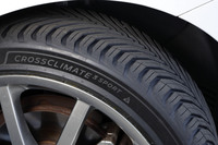 季節や路面を問わないオールシーズンタイヤでありながら、スポーツタイヤに匹敵する高速安定性とハンドリング性能を備えたとアナウンスされる「クロスクライメート3スポーツ」。18インチから21インチまでの全27サイズをラインナップする。価格はオープン。