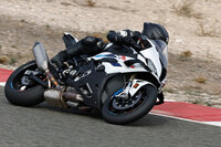 電子制御も強化しており、新たにコーナーでのドリフト角を設定できる「ブレーキスライドアシスト」と、加速時のドリフトを抑制する「DTCスライドコントロール」が追加された。