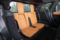 オプション装備の3列目シート。ラゲッジ側からボタンで操作できる、電動の格納・展開機構も用意されている。