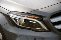 フロントのコンビランプ。LEDのウインカーやポジショニングランプが備わる。
    