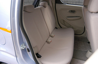 R2のリアシート。膝前のスペースはじゅうぶんだが、やや後ろ下がりのルーフラインの影響で、頭上の余裕はあまりない。
    
    