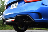 マフラーは左右4本出し。クローム仕上げのフィニッシャーが装着される。