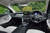 「C180アバンギャルド」のセンターパネルは、ピアノラッカー調が標準となる。