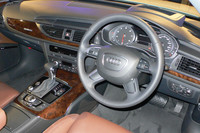 BOSEサラウンドサウンドシステムやレザーシートは、全車に標準装備される。