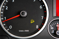 標準装備のオフロードスイッチを押すと、ヒルディセントアシストが働くほか、アクセルペダル特性やEDS（エレクトロニック・デファレンシャル・ロック）の設定がオフロード向きに変化する。