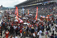 お盆休み中のレースとあって、富士スピードウェイは多くのレースファンでにぎわった。公表された観客数は、3万6400人。
    