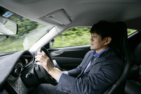 「エリーゼ」や「エキシージ」と比べると、乗り降りがしやすい上に乗り心地もマイルドで、GTカー的な雰囲気が強い。

