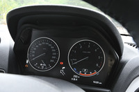 タコメーター（右）はレッドゾーンが5400rpmから。スピードメーター（左）には260km/hまで刻まれている。