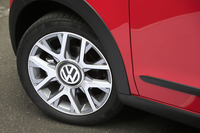 タイヤサイズは185/50R16。試乗車にはコンチネンタル・コンチプレミアムコンタクト2が装着されていた。
    