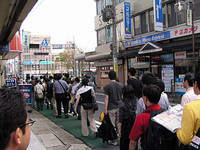 白子駅で路線バスを待つの図。いやー、凄かった。住宅地の路地を3〜4往復はしたような……。