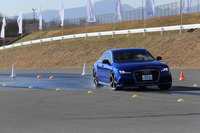 「ハンドル操作はスムーズに」というアドバイスを受けて2本目の走行にのぞむ筆者。しかし今度は、ハンドル操作が足りずに車線変更しきれなかった。田部さんいわく「『スムーズに』と言うとみなさん操作が小さくなるんですよ。スムーズに、でも必要な分だけきちんとハンドルを切らないといけません」とのこと。