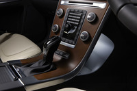 裏側が素通しになっている「ボルボXC」のセンターコンソール。正面には、カーナビやエアコン、運転支援システムなどの操作スイッチが整然と並ぶ。
    