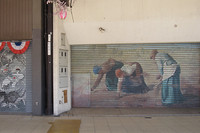 坂出では、下ろされっぱなしのシャッターを利用して、古典絵画をペイントしようという動きがあった。あちこちのシャッターに、さまざまな名画が描かれていた。