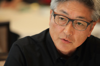 ＜プロフィール＞
	1981年入社。乗り心地・振動の解析研究に携わる。その後「シビック」や「アコード」「プレリュード」など、さまざまな車種のサスペンション開発を担当。1988年より初代「NSX」の研究・開発に携わり、後に開発プロジェクトリーダーに就任する。2010年より新型「NSX」の開発を主導。2013年に現職に就任する。
	