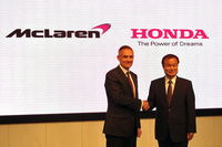 マクラーレン・グループのマーティン・ウィットマーシュCEO（写真左）は、この記者会見のためにイギリスから来日。「F1の歴史に残るパートナーシップの、新たな幕開けだ」と祝辞を述べた。
    