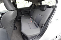 
	「アクア」の後席。座面の下には、コンパクトなハイブリッドバッテリーが収納されている。
	