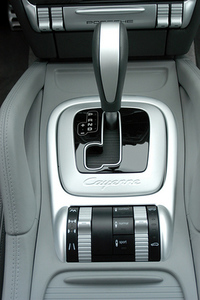 エアサス装着車は、6種類の車高をもつ。「ノーマル（最低地上高217mm）」をベースに、速度が約125km/hに達すると自動で27mm、約210km/h超でさらに11mm低くなる。荷物の積み降ろし時には60mm低く設定でき、発進するとノーマルレベルに復帰する。一方、オフロード走行のため、26mm（80km/hまで）、さらに30mmアップすることが可能だ。