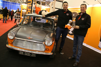 万能カークリーナー「ノーライン」を考案したフレデリック・ポンサールさん（写真右）。