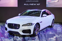 新型「ジャガーXF」。写真は、最もスポーティーなモデルとされる「XF S」。