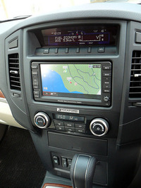 センターパネルの構成は基本的に初代と同じ。一番上が方位磁石などの計器類！