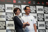 日本自動車工業会の池 史彦会長（右）と、タレントの鈴木ちなみさん（左）。
    