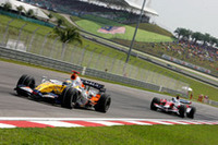 2005-06年のマレーシアGPウィナー、ルノーはかつての輝きを見せられず。ヘイキ・コバライネン11位、ジャンカルロ・フィジケラ12位と中段からスタート。それでもレースでは持ち直し、フィジケラ（左）はトヨタのヤルノ・トゥルーリ（右）を従えて6位、その後ろでコバライネンが8位でゴールし、Wポイント獲得に成功した。（写真＝Renault）