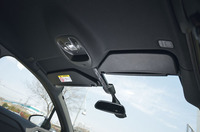 「DS 4クロスバック」は、前後にスライドするサンバイザーを装備。フロントウィンドウのグラスエリアを調節できる。